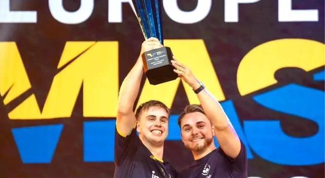 亲友团拥抱, 尔特以私人