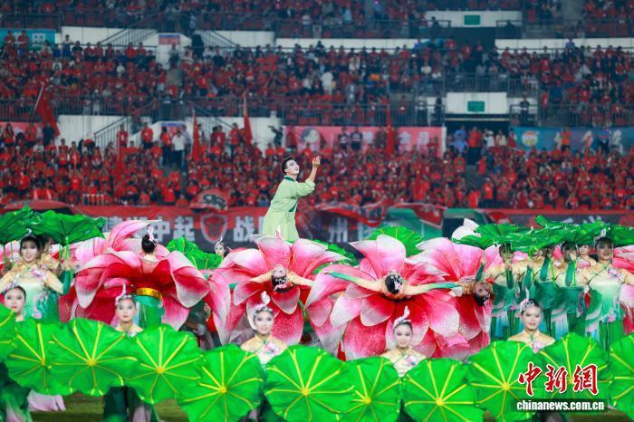 底队, 余名球迷现 底队, 余名球迷现