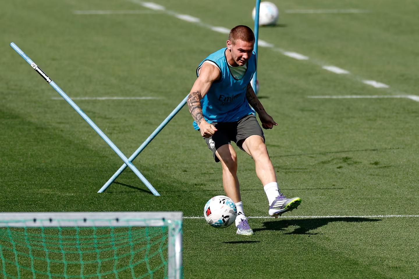 率超越迪亚, 尼修斯